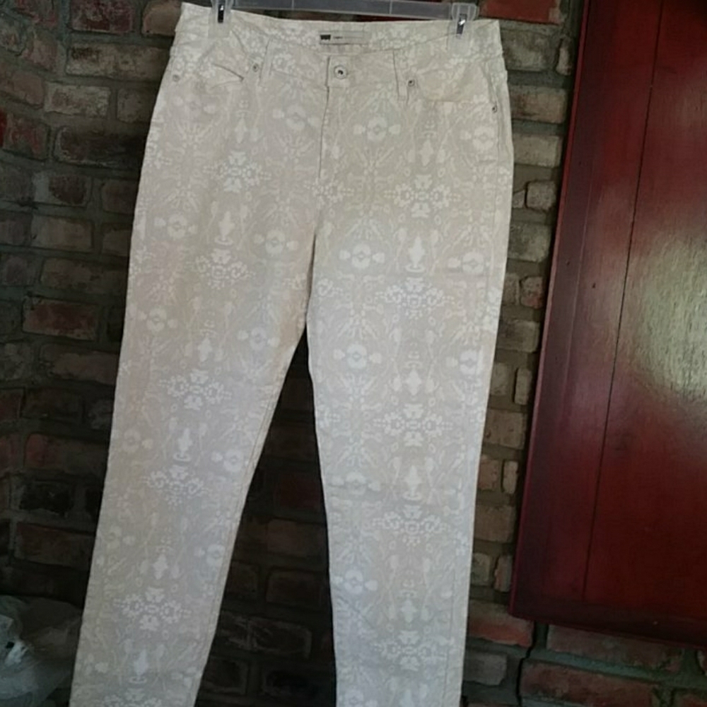 Levi's Cream Straight Leggins Fit Tighter Than Jeans